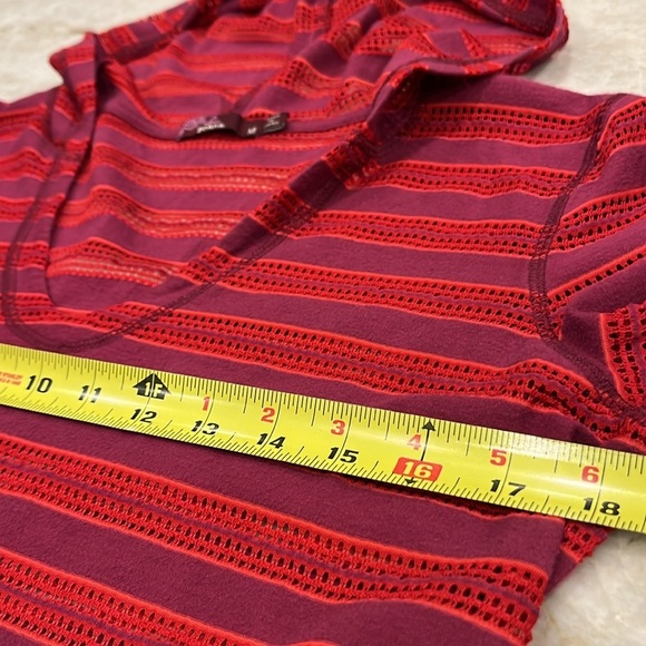 Prana | Mesh Hooded Swim Coverup | Purple Red | Medium - Picture 12 of 13
